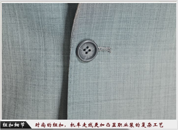 灰色平駁頭一?？勐殬I(yè)裝定制-紐扣細節(jié)展示，經(jīng)典的平駁頭衣領(lǐng)